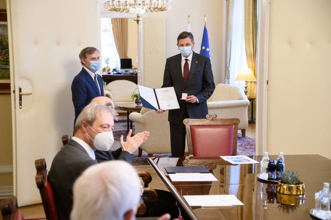 Predsednik Republike Slovenije Borut Pahor je danes sprejel na pogovor predstavnike Svetovnega slovenskega kongresa, ki so mu podelili Zlatnik Slovenski tolar
